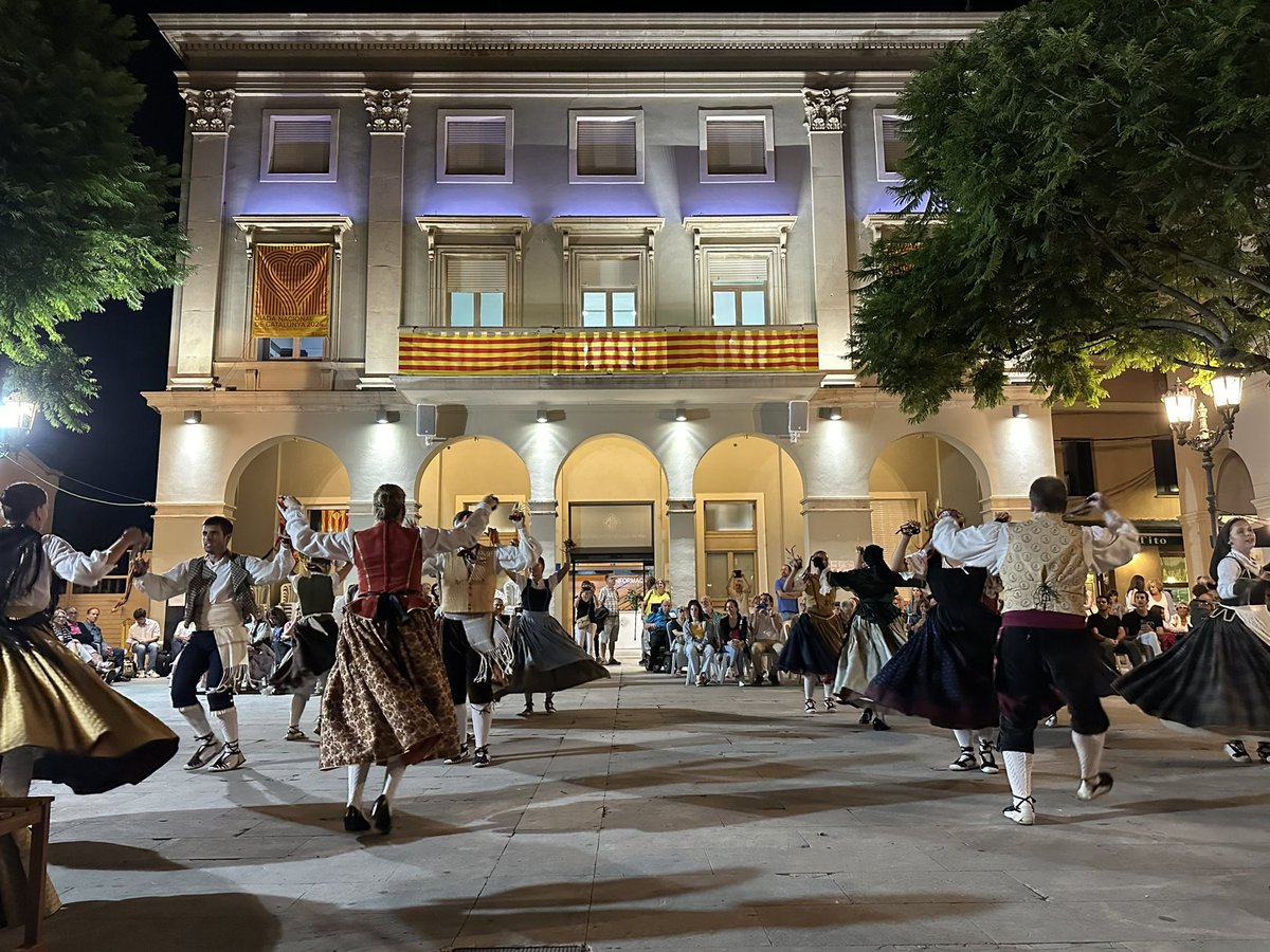 Vilassar Ràdio (@vilassarradio) on Twitter photo Acaba l’actuació de l’Esbart Dansaire de Granollers. A continuació <a href="/LaTropaTeatre/">LA TROPA TEATRE</a> portarà a terme un fragment de “Suburbis” que diumenge van interpretar als Jardins de Can Bisa #DiadaVdM Acaba l’actuació de l’Esbart Dansaire de Granollers. A continuació <a href="/LaTropaTeatre/">LA TROPA TEATRE</a> portarà a terme un fragment de “Suburbis” que diumenge van interpretar als Jardins de Can Bisa #DiadaVdM