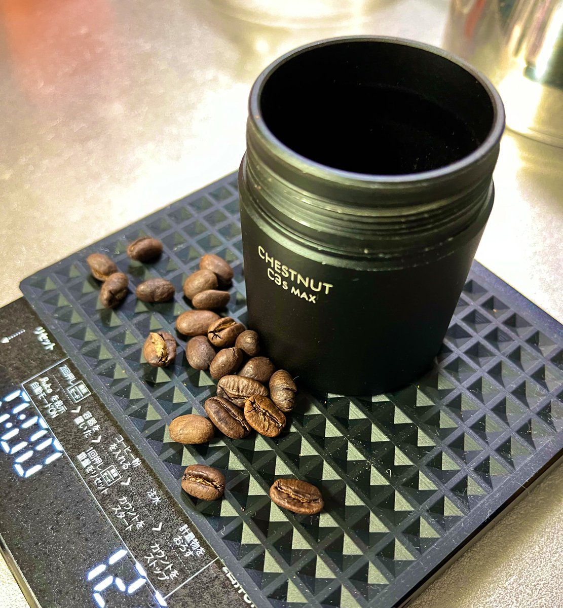 hikachan_coffee's tweet photo. 学びの時間☕️
「スペシャルティーコーヒー3種飲み比べ」
最初は、インドネシア マンデリンです✨
中煎りで飲んだ感想は、従来イメージの苦さとは逆の、爽やかなまるで森林浴を思い起こさせるような独特な味わいでした…☺️→解説ベタ💦
簡単に言えば、
あっさりとして美味しかったです！
@factory_scene https://t.co/NFT2qbpRMX