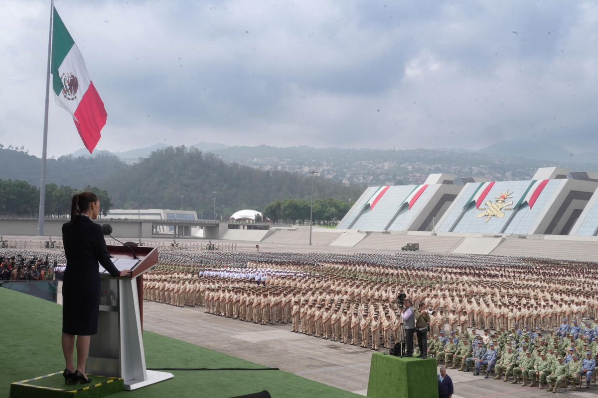 gipi_h's tweet photo. Esta fotografía es más histórica de lo que hoy alcanzamos a dimensionar…

La primer mujer comandante suprema de las fuerzas armadas de los estados unidos mexicanos. https://t.co/fuUap8hUt2