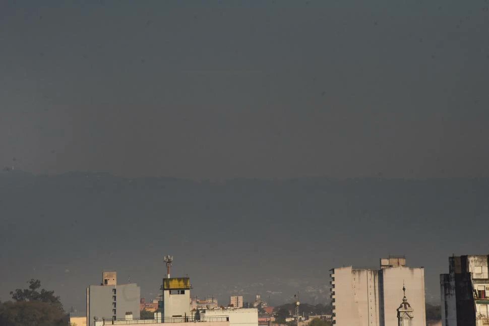 No entiendo que tanto escándalo hacen en Tucumán con la “lluvia negra” si convivimos con olor a aca, humo, balas perdidas, mosquitos del tamaño de una paloma y virus aún no reconocidos por la OMS los 365 días del año. Dejen de joder, somos inmunes a cualquier cosa.