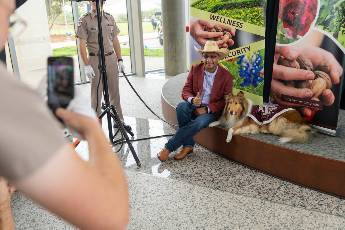 tamuhort's tweet photo. We had so much fun partnering with with Messina Hof Winery and Rio Bravo Pecan Co. for our September Spirited Learning event. Our guests enjoyed delicious wines, pecans and got to visit with the First Lady of Aggieland herself @reveille!

Join us next time on October 5th! https://t.co/KYvpg0CZlT