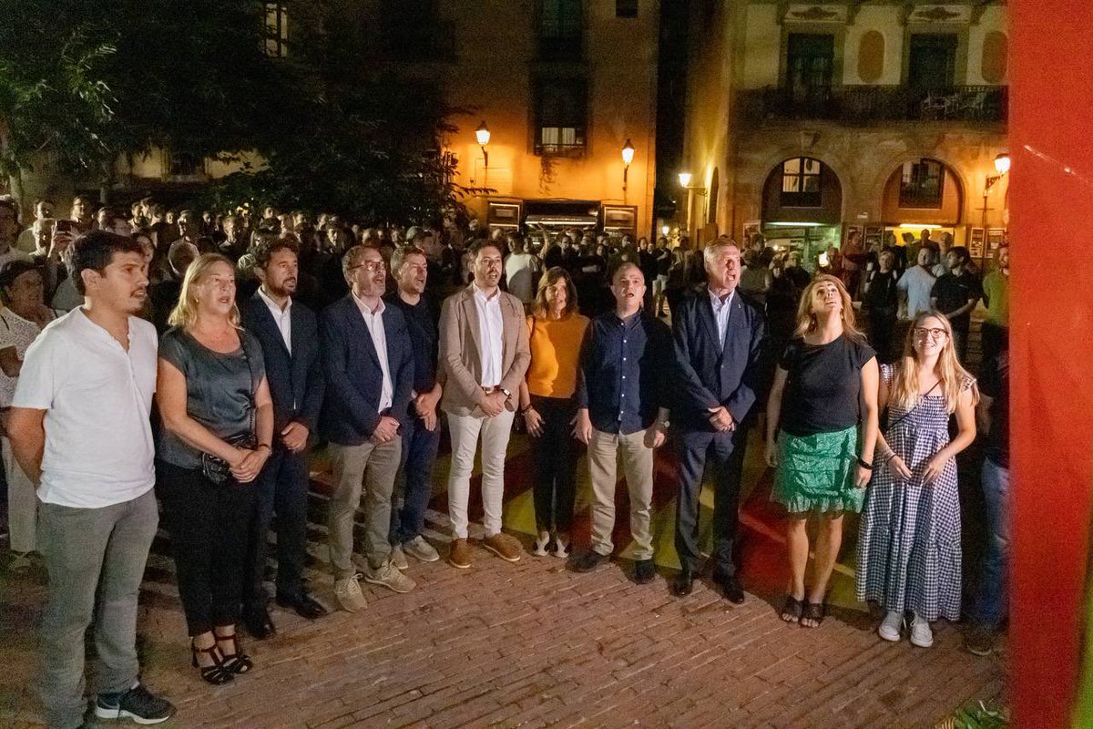 📸 El secretari general <a href="/jorditurull/">Jordi Turull i Negre</a>, el president de <a href="/JuntsxCatBCN/">JuntsxCat Barcelona</a>, <a href="/joanrportell/">Joan Rodríguez i Portell</a> i la secretària general de la <a href="/JNCatalunya/">Joventut Nacionalista de Catalunya</a>, <a href="/ariadnaurroz/">Ariadna Urroz</a> encapçalen la delegació de <a href="/JuntsXCat/">Junts per Catalunya🎗</a> i la <a href="/JNCatalunya/">Joventut Nacionalista de Catalunya</a> a l’acte d’homenatge del Fossar de les Moreres a la vigília de la Diada Nacional.