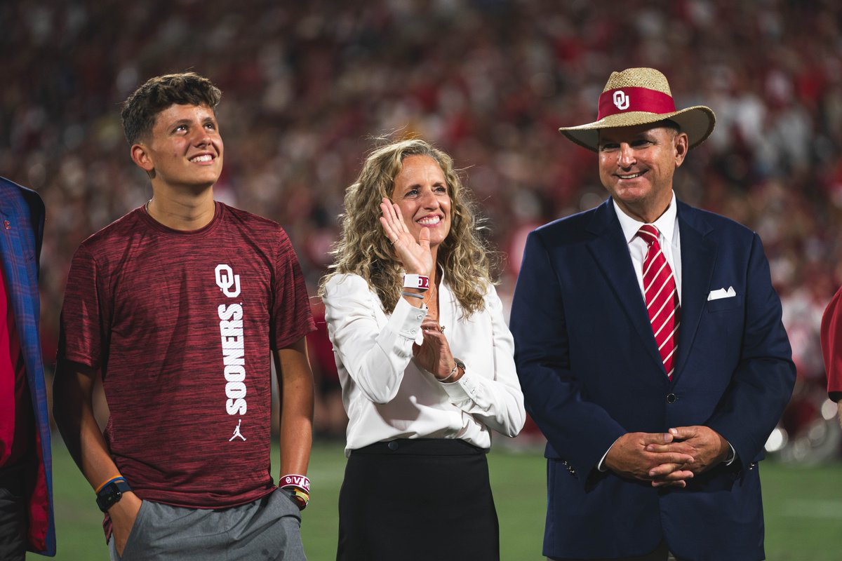 OU_Athletics's tweet image. 20 years of PROS 💚

On Saturday, we recognized current and former Psychological Resources for OU Student-Athletes (PROS) staff, including the founding director and Cornel AD, Dr. Nicki Moore, and their impact over the last two decades on our student-athletes!

#BoomerSooner
