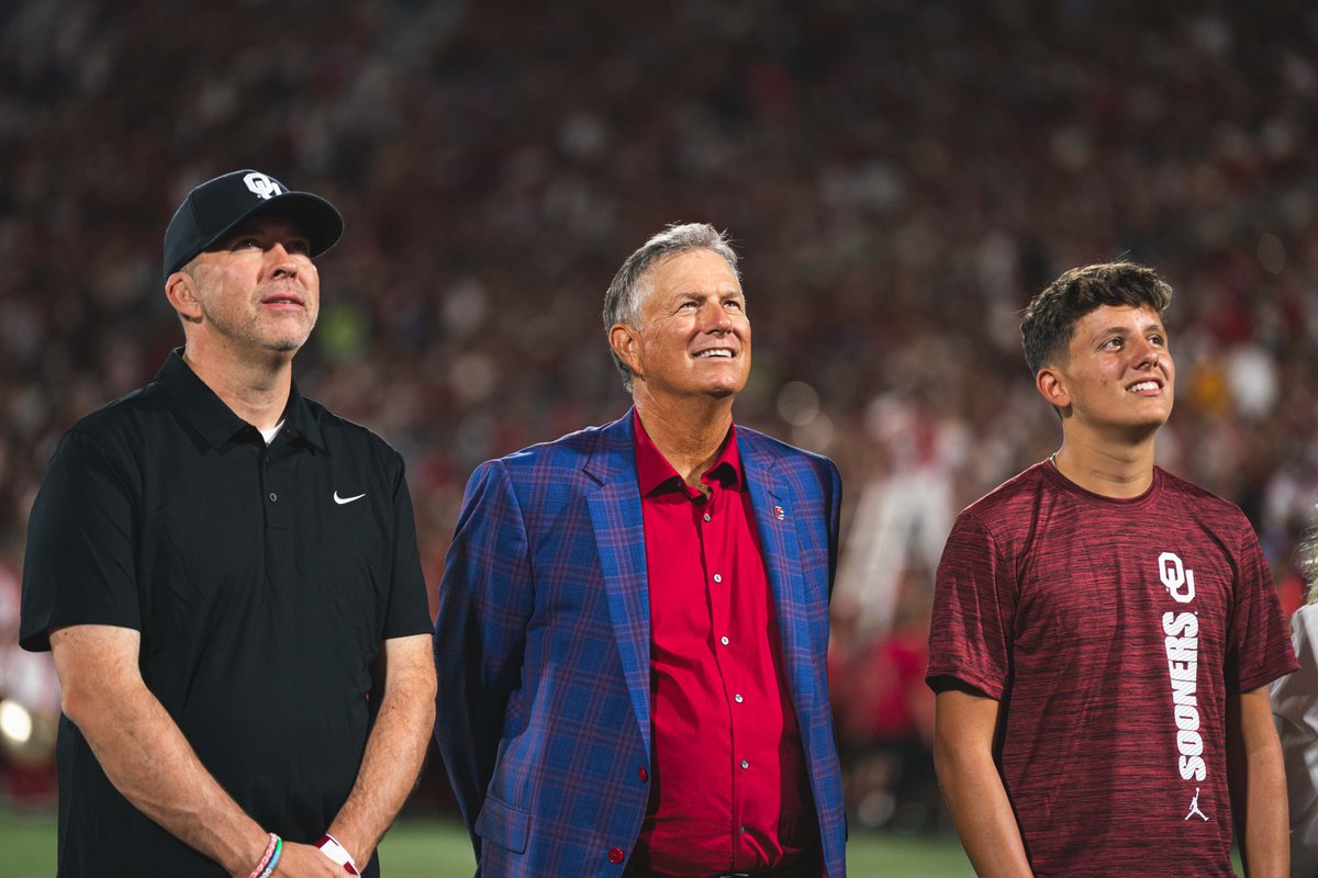 OU_Athletics's tweet image. 20 years of PROS 💚

On Saturday, we recognized current and former Psychological Resources for OU Student-Athletes (PROS) staff, including the founding director and Cornel AD, Dr. Nicki Moore, and their impact over the last two decades on our student-athletes!

#BoomerSooner