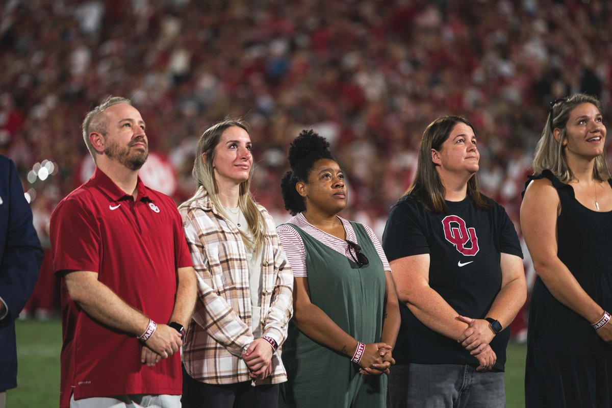 OU_Athletics's tweet image. 20 years of PROS 💚

On Saturday, we recognized current and former Psychological Resources for OU Student-Athletes (PROS) staff, including the founding director and Cornel AD, Dr. Nicki Moore, and their impact over the last two decades on our student-athletes!

#BoomerSooner
