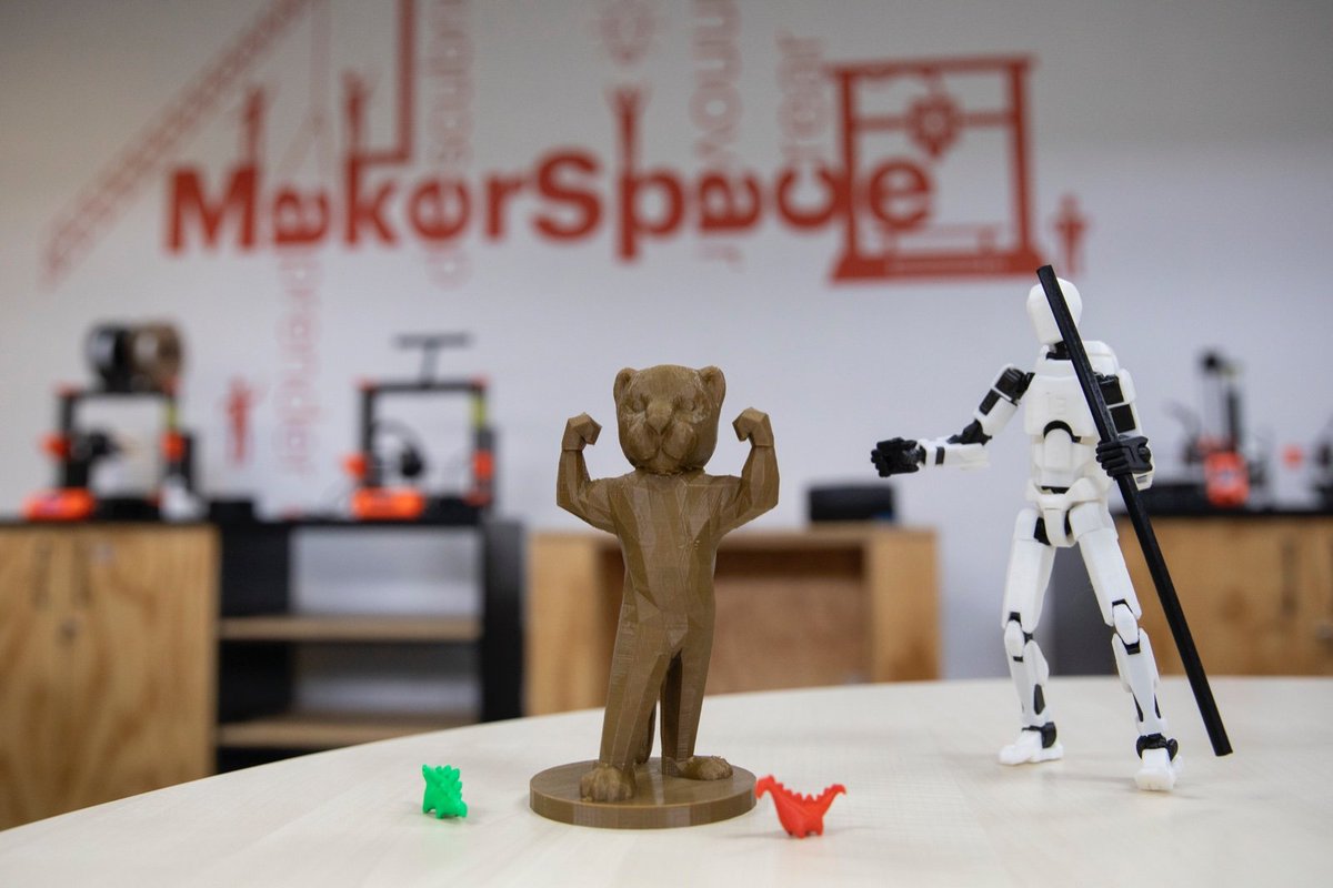 New spaces at our Library of UC Chile. Technological innovations and learning and creation opportunities are the goals that the #UC Chile libraries seek to achieve today in their physical spaces through new and interesting initiatives 💻📚 : acortar.link/7djar6