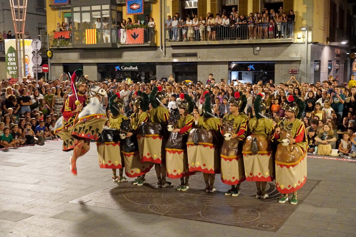 🕯️ Emoció a flor de pell! Moments espectaculars i il·luminació màgica per posar el punt final a unes #FdT24 úniques.   

✨ La Plaça Major s'ha omplert d'il·lusió i màgia amb el Ball de les Espelmes✨ 
📸 Aquí, podeu veure-ho!  

#FdT #Olot #OlotCultura #AjuntamentOlot