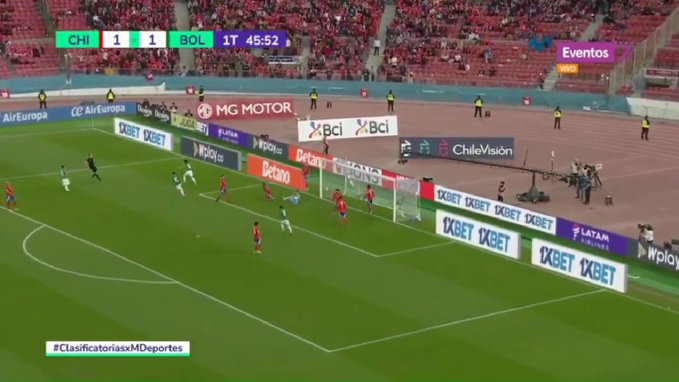 Alejandro10hp's tweet photo. La definición de JUSTICIA DIVINA 

Es entre el partido de Chile vs Bolivia que la basura de jugador y persona que es Eduardio Vargas que se aprovecho de la lesión de Lampe, minutos despues de ese gol que NO debería haber contado mete gol Terceros eso si se llama JUSTICIA DIVINA. https://t.co/nZHsQsd34l