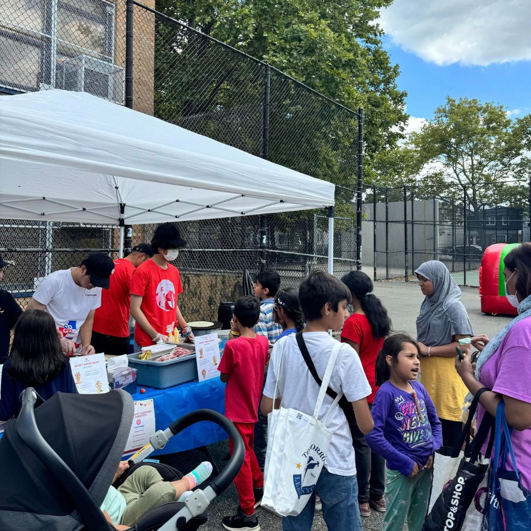 Leadersnyc's tweet photo. Our food event featured 8 amazing food venues, games, a bouncy house, and a book bag giveaway, successfully serving 150 people. NY State Senator John C. Liu also donated school supplies and handed out bookbags. 🎒🍽️ #CommunityEvent #TLNYC #YouthLeadership #GivingBack https://t.co/223xjUUuhR