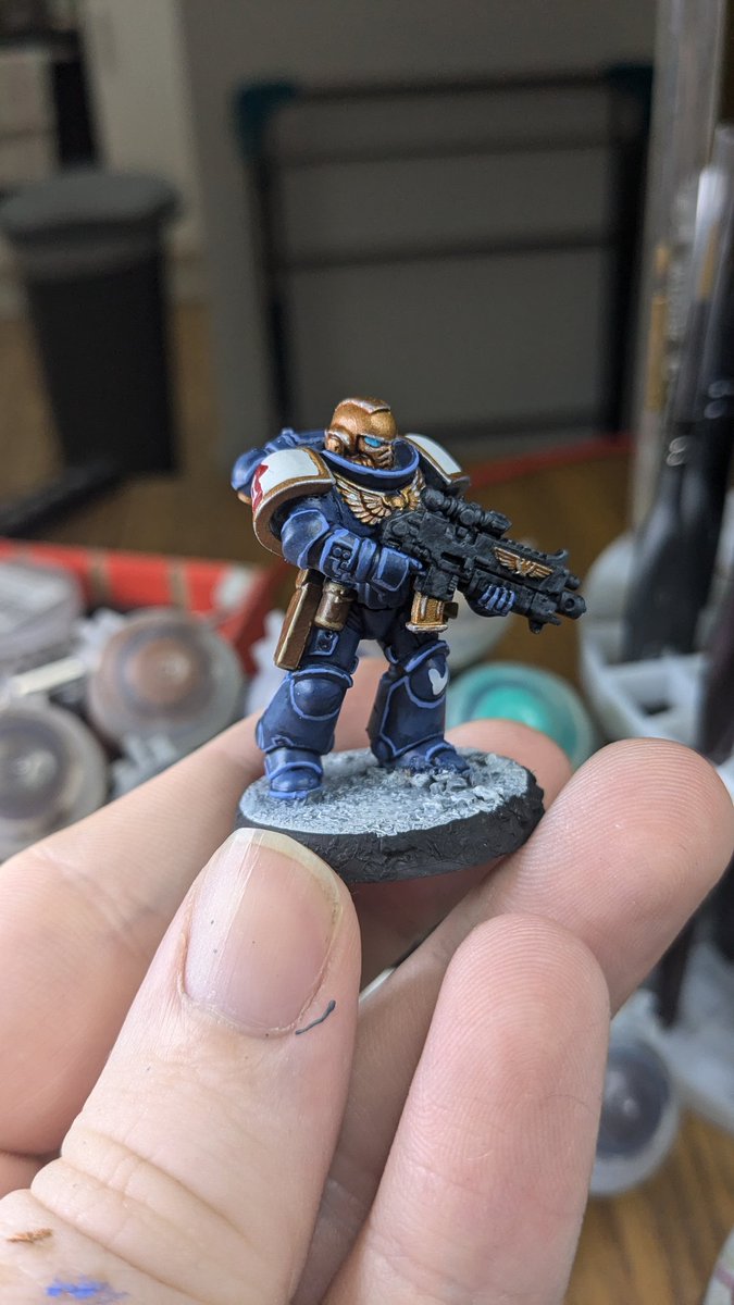 #SpaceMarine2 introduced me to the Void Tridents successor chapter when making my own marine.

After some googling of their lore and admiring the scheme, I painted my Tactical Marine to have him on my desk while I play!