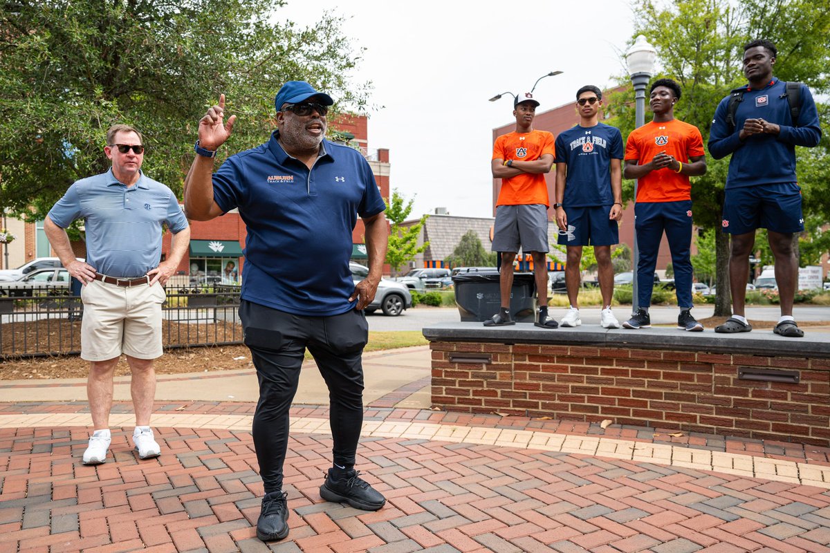 Let’s get rollin’ 🧻🌳

Celebrated the 4x100m National Champions the best way we know  how

#WarEagle