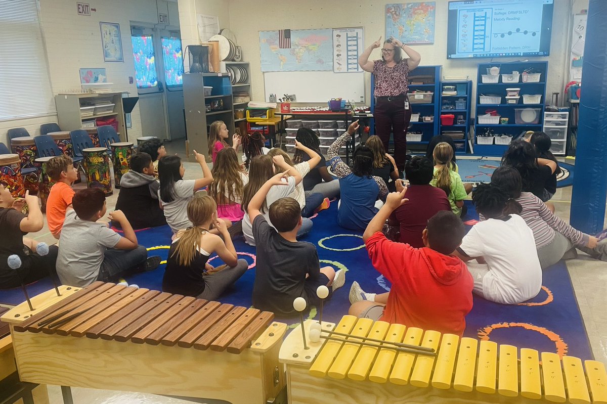 kellyparksocs's tweet photo. Earth without โartโ is just โeh.โ Do you get it? Well, we do! At ECGE our performance and visual arts provide another way for our students to shine! The arts add a layer of creativity that allows ALL students to feel success and celebration! #ArtsInEdWeek @ECGlobalElem https://t.co/uXbYAIPoh3