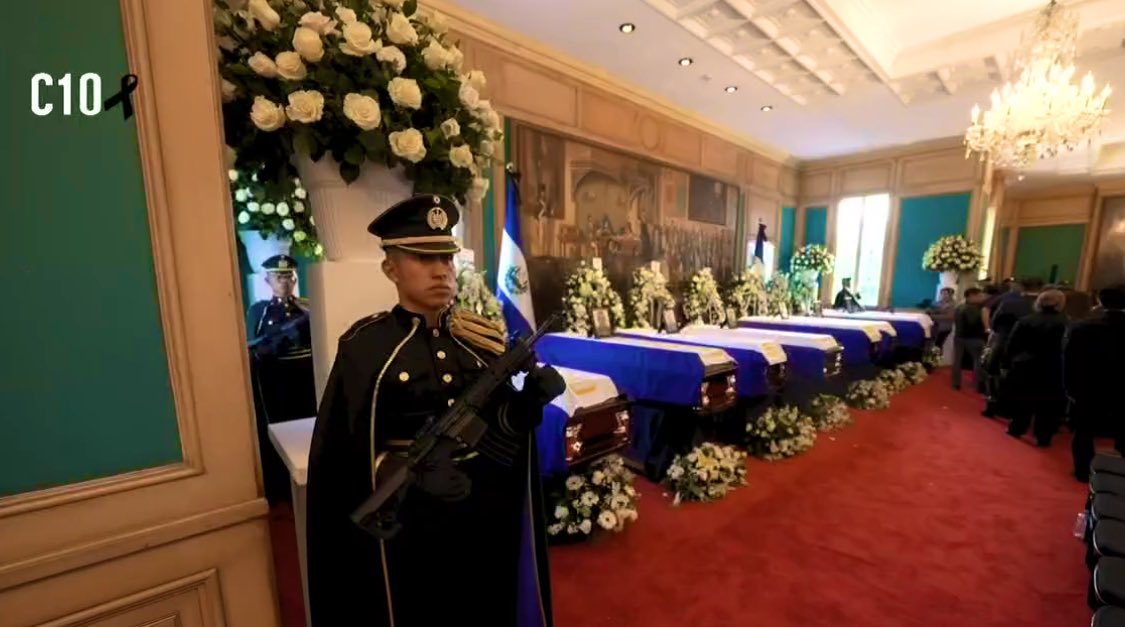 LauraPocaSV's tweet photo. #ElSalvadorEstaDeLuto 🖤🇸🇻🕊️

Hermanos Salvadoreños a partir de este momento la Capilla Ardiente estará abierta al
#PúblicoGeneral para los que quieran rendir honores a nuestros héroes nacionales 🇸🇻

🕊️Los féretros de los héroes están en las instalaciones a la ex Casa Presidencial, donde permanecerán las próximas 24 horas para rendirles un homenaje a su labor y entrega con la nación.🇸🇻🖤

Los que puedan acompañar a las familias por favor háganlo y compártanlo con nosotros que quisiéramos estar allí 🙏🏼😪

🕊️También hay un libro de condolencias para quien desee pueda firmarlo.