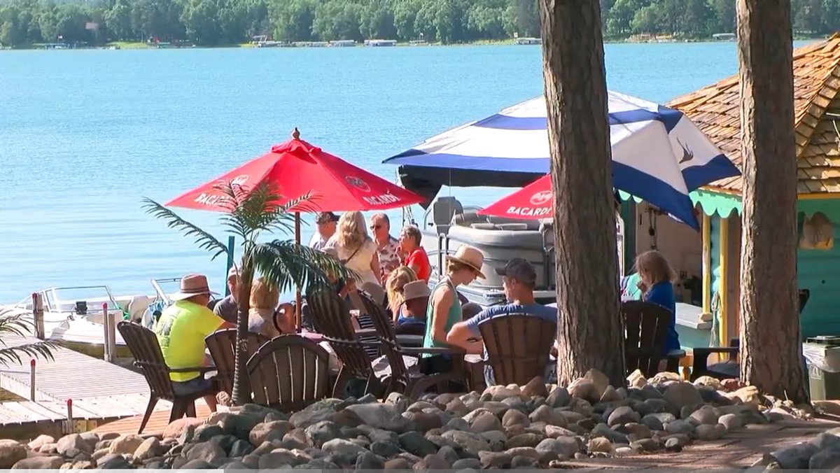 The best dockside bar in Minnesota 
#whitefishchain #exploreminnesota #lakelife #camping #cabin 🌲 

youtu.be/vG7KZ4yvX0E?si…
