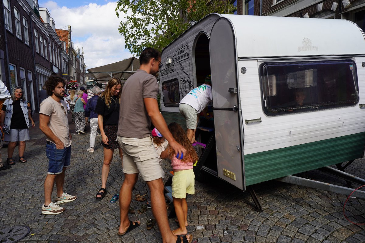 Kunstmark Hoorn gezellig met de ballenbak caravan!