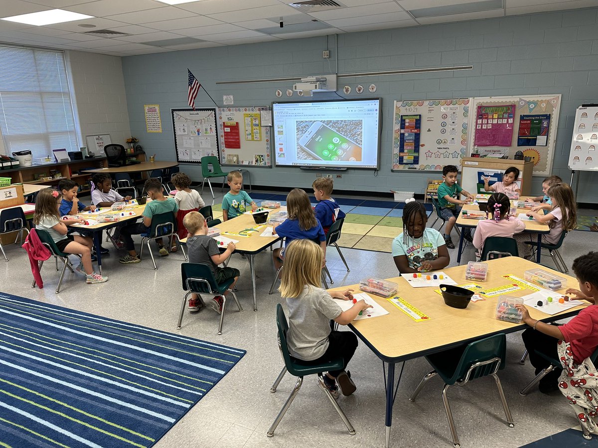 MrsBarrows_K's tweet photo. Showing off our new CKLA Skills! Get it? 😎 

Students pushed one cube per word from left to right to count words in spoken sentences! @WCESCougarAACPS https://t.co/yl7HrLvIap