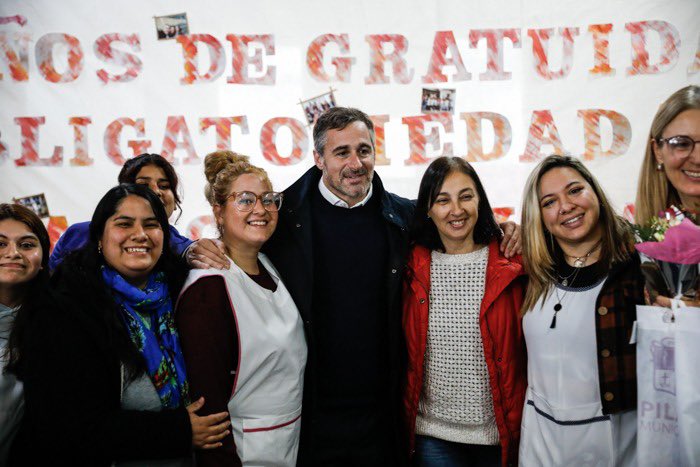 FedericoAchaval's tweet photo. Hoy nos encontramos en la Escuela N° 1 de #Pilar para celebrar el #DíaDelMaestro. 

Los maestros y maestras, con sus consejos y palabras de aliento, marcan el camino de muchos chicos y jóvenes. Les enseñan a estudiar, a formarse como personas, y a soñar.

Gracias por su dedicación, vocación y compromiso con la educación 🙌🏻❤️