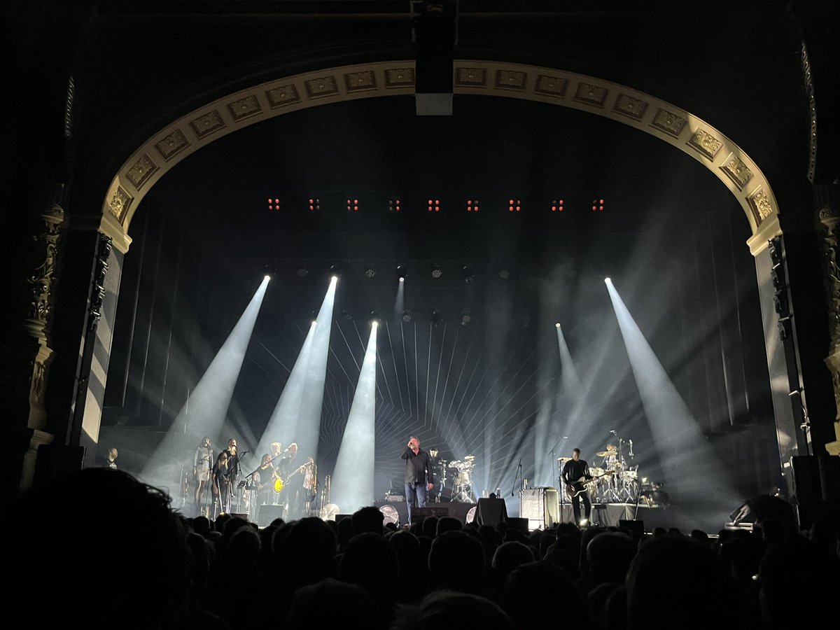 Wauw!!! 
Te gek! <a href="/Elbow/">elbow</a> 🙌🏻🫶🏻🙏🏻
Deze boys (en girls) snappen dat een paar avonden in een zaal als <a href="/theatercarre/">Koninklijk Theater Carré</a> zo veel mooier en leuker is dan de megalomane Bijlmer bakken…
Wat een super mooie avond en een voorrecht om daar bij geweest te mogen zijn… Next level goed. 🤩