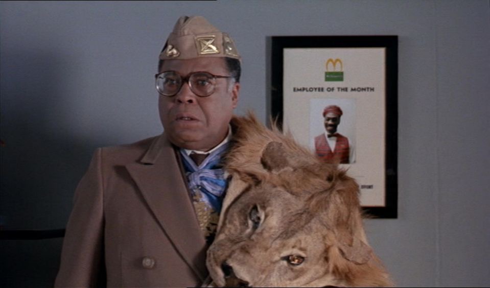 Para muchos ha muerto la voz de Darth Vader (para mí esa voz fue siempre la de Constantino Romero).

Yo siempre recordaré al gran James Earl Jones como el rey de Zamunda #RIP