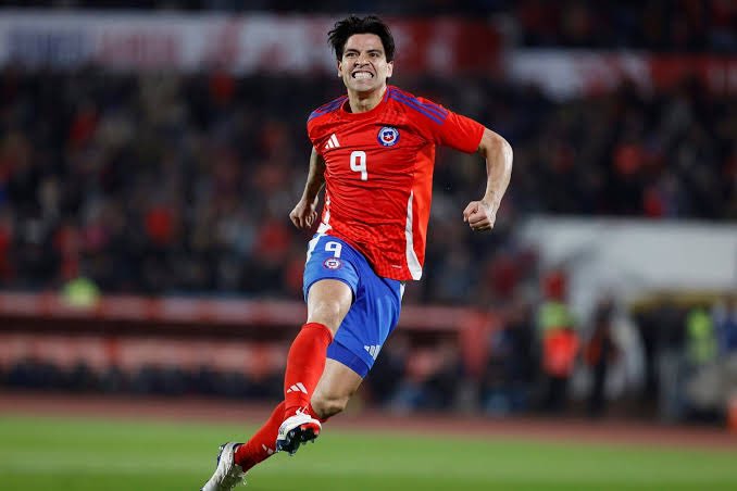LopezOlvera's tweet photo. 🆘💣✅💣🆘

ATENCIÓN 

América está por cerrar la llegada de Víctor Dávila. 

Después de varios meses de negociación el seleccionado chileno se perfila para ser refuerzo de las 🦅. 

@igor_five 😁 🇨🇱 https://t.co/CdCbXJ4OhE