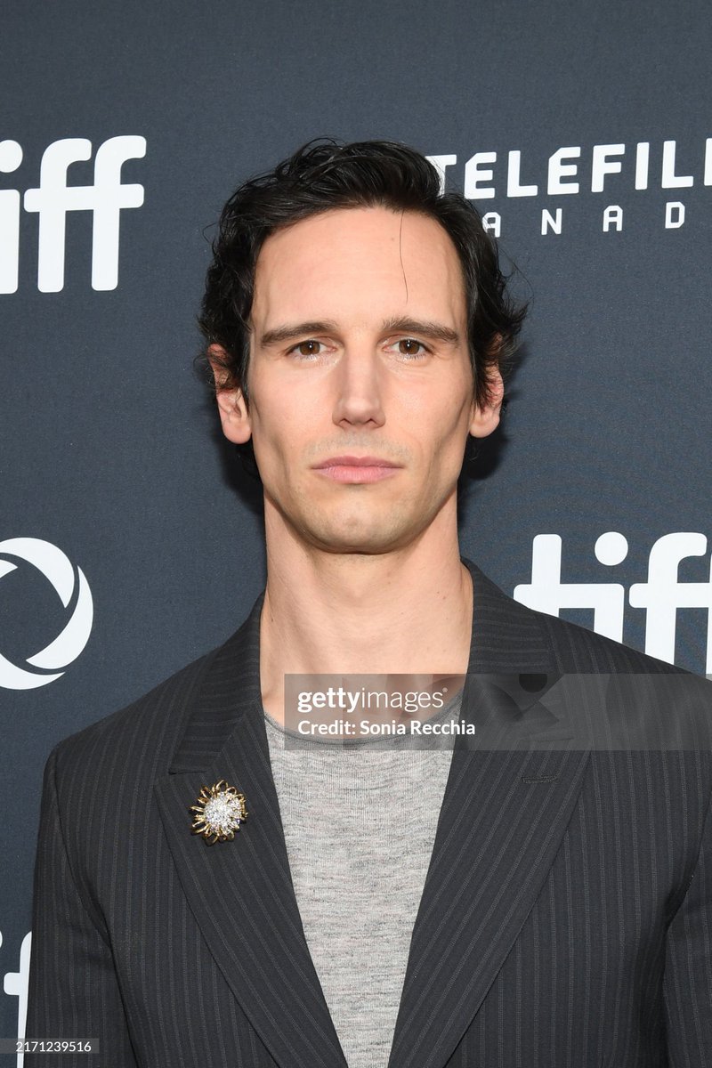 pierrotwillow's tweet photo. pairing kaia gerber and cory michael smith together for photos should come with a “caution: sharp objects” sign https://t.co/3lRbPV8V6k