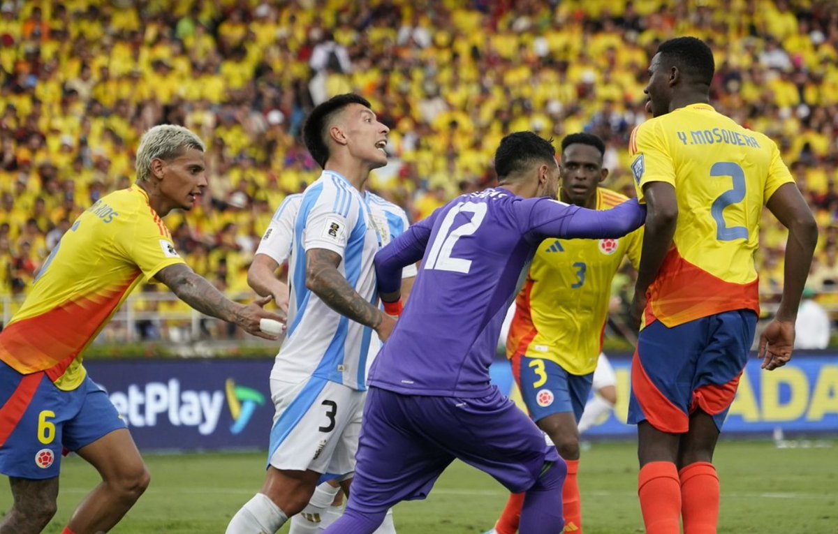 ClarinFotos's tweet photo. 📸Las mejores fotos de Argentina vs. Colombia por las Eliminatorias Sudamericanas. ⚽️#Eliminatorias #ARGvsCOL
 https://t.co/93QNnGikLt https://t.co/x6sZt0z9v4
