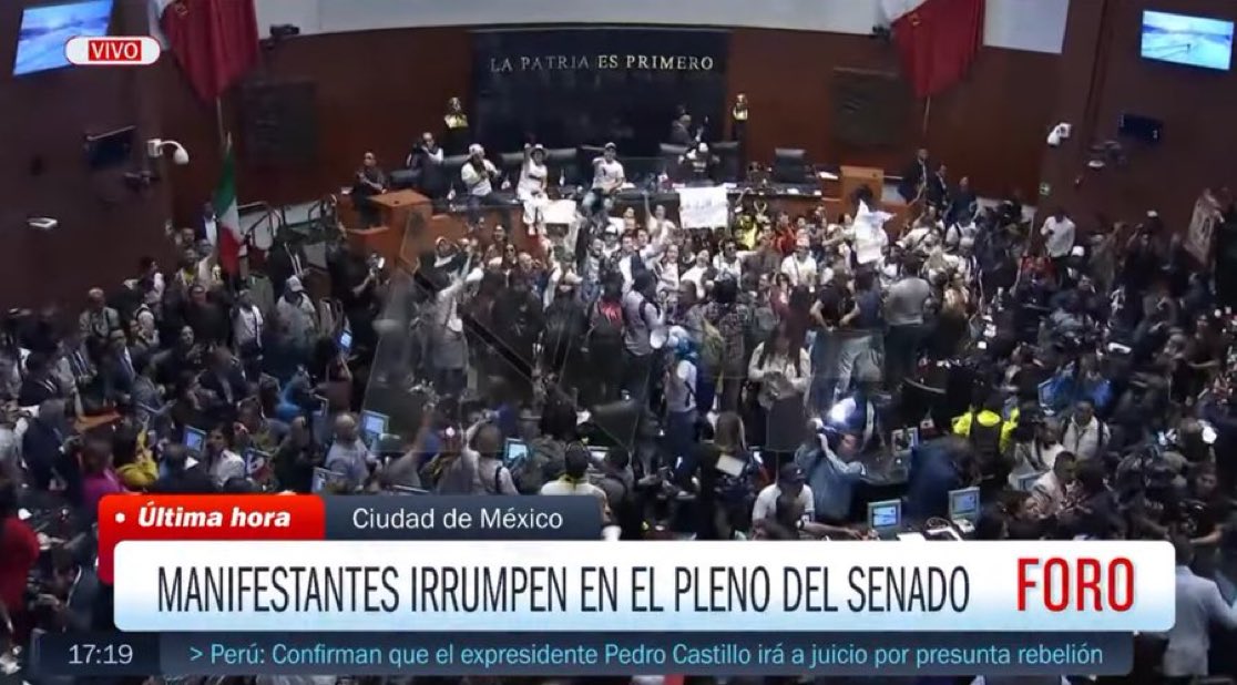 agusantonetti's tweet photo. 🇲🇽 | HISTÓRICO: El pueblo de México acaba de lograr entrar al salón principal del Senado de la República. Primera vez en la historia que ocurre algo así.

UN SOLDADO EN CADA HIJO TE DIO. https://t.co/fyISbQW99X
