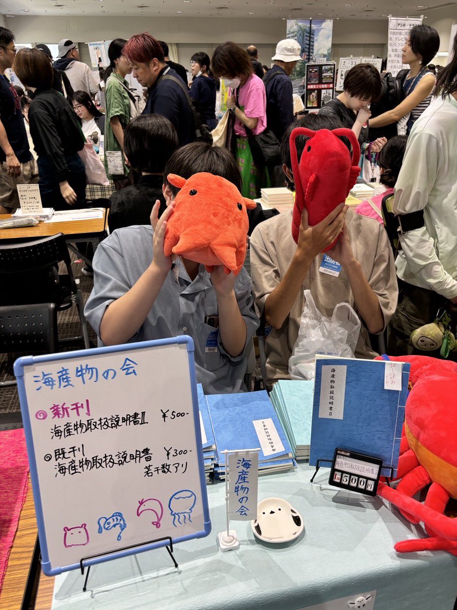 bluemode_art's tweet photo. 先日は「文学フリマ大阪12」に参加してきました！📚 大阪芸大や京都芸大の、クリエイターさんたちの熱意に刺激を受けながら、たくさんの素晴らしい作品と出会う事ができました✨✨ 直接お話を伺う機会もあって、創作のエネルギーをたっぷり感じられる一日でした！ https://t.co/JePAPCWHTx