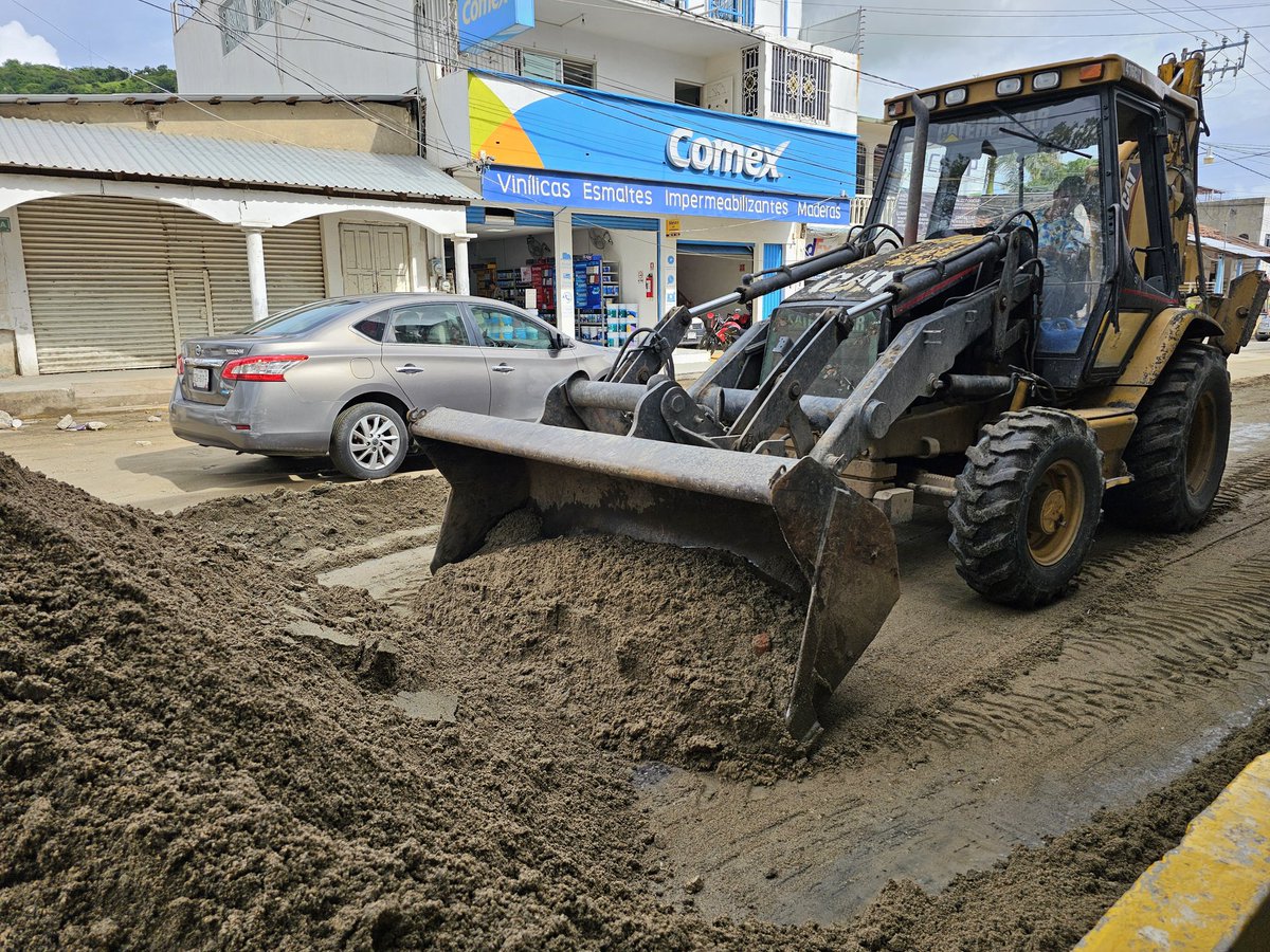 YasirDeloya's tweet photo. Personal de las áreas operativas del Gobierno Municipal, realizan trabajos de limpieza sobre la Avenida Independencia, derivado de las afectaciones por las recientes lluvias en nuestro municipio.
Seguimos trabajando hasta el final.🚜 https://t.co/gPTIxG3iP2