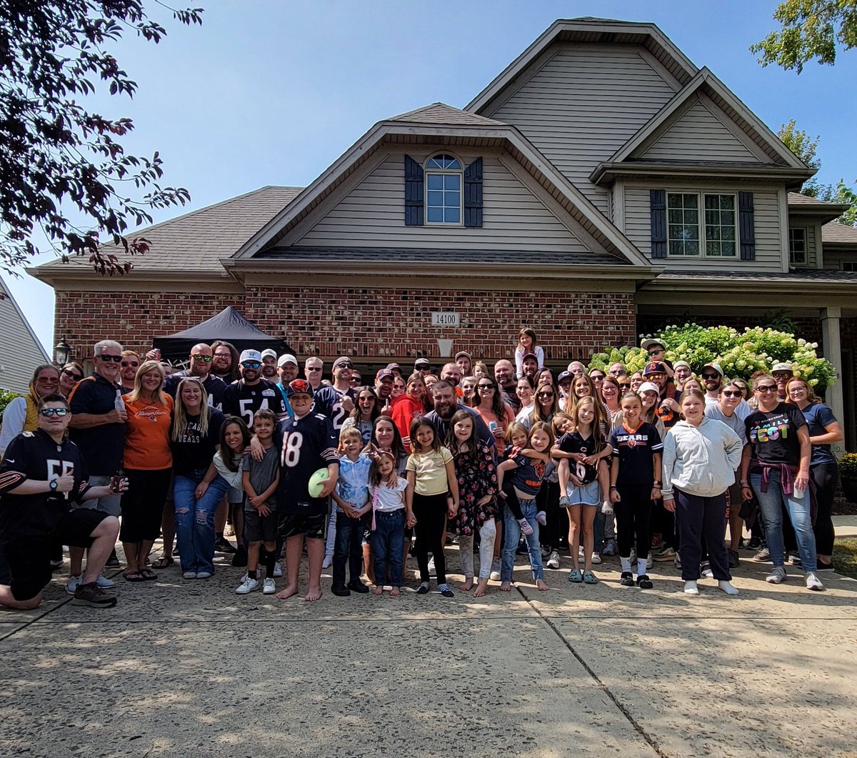 BigMart52's tweet photo. Family, Friends, and a Bears W for the 40th party!! Truly blessed to have all these wonderful people in my life!! #40&amp;Lucky https://t.co/0xROH9YYln