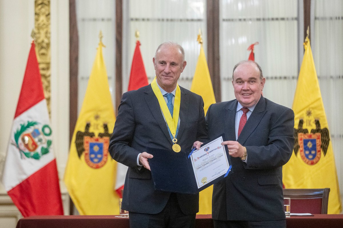 ¡Mérito a la trayectoria!

El alcalde Rafael López Aliaga otorgó la Medalla de Lima al Dr. Javier González-Olaechea Franco, en reconocimiento a su extraordinario desempeño profesional y su invaluable contribución al desarrollo del país.