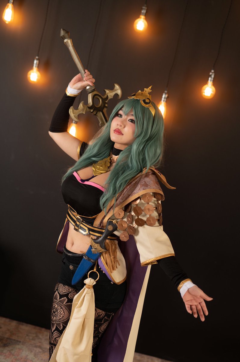 CosplayerUna's tweet image. Two version of the same character

Enlightened               Professor
Byleth                          Byleth