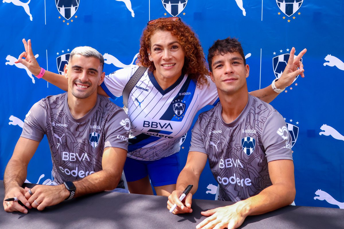 Rayados's tweet photo. ¡Nuestros jugadores Germán Berterame y @Olitorres10 convivieron con la Familia Rayada en la firma de autógrafos de @PUMAmexico!✍🏼🤩

¡Gracias por tanto cariño!💙 ¡La pasamos muy bien! 🤠🙌🏼 https://t.co/KZUgDnvwpX