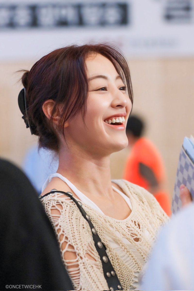 ryujinmoments's tweet photo. twice jihyo saw ryujin at the airport earlier and took a photo of ryu with the biggest smile 🥹🥹🥹 https://t.co/HgmMHgLAxN