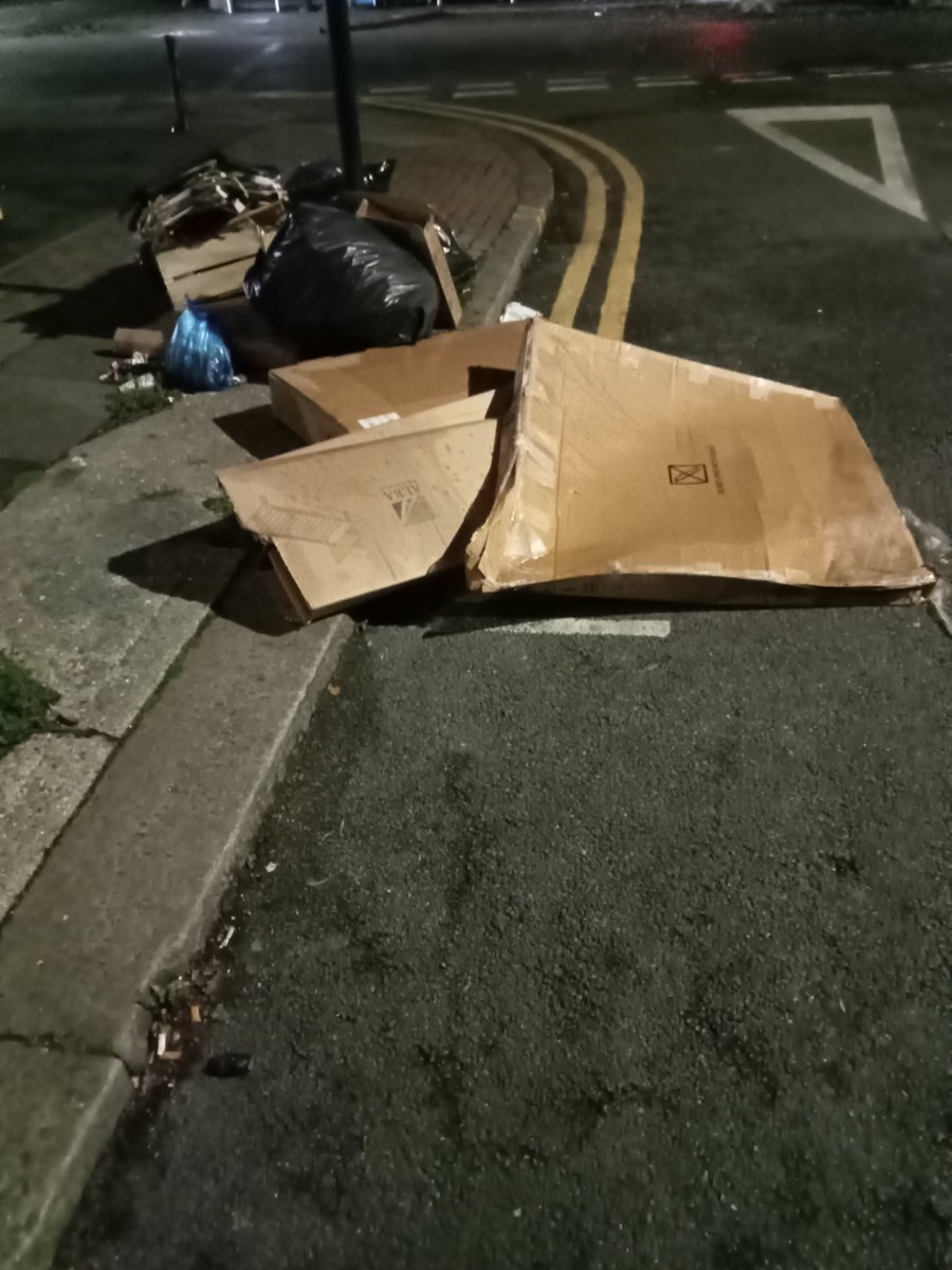 #newhamisashithole Top of FIfth Avenue Manor Park this morning, another day and another pile of shit,this area is just an extension of Jenkins Lane Tip.