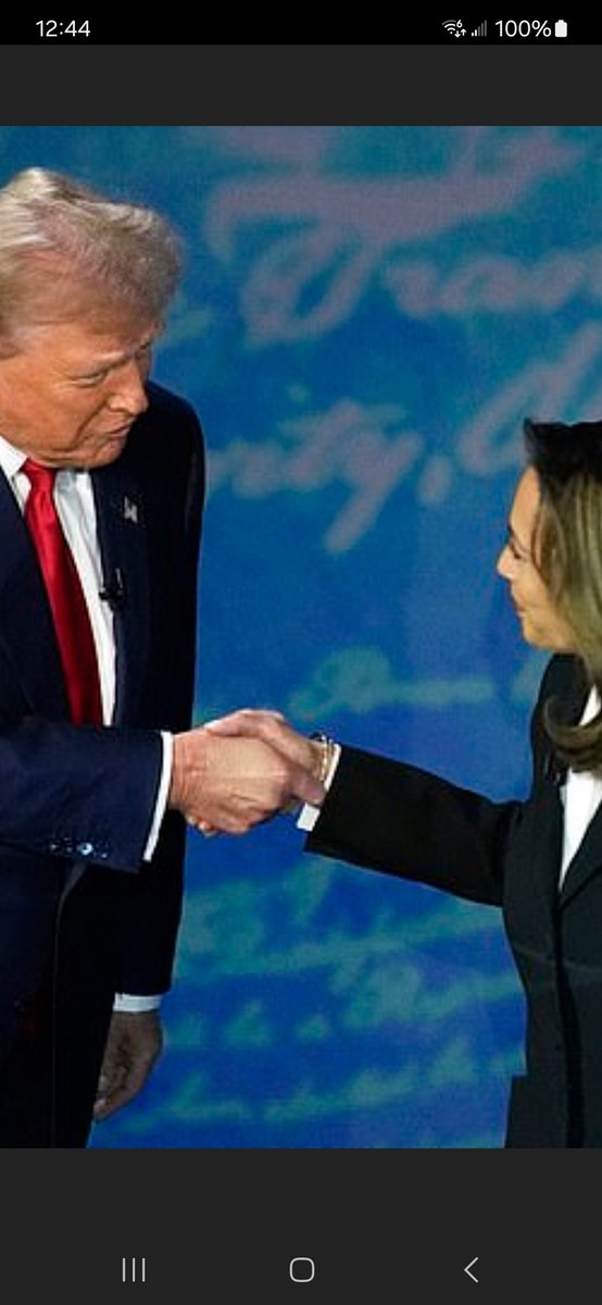 KizzMuhGritz's tweet photo. Look at trump's tiny hand. #PresidentialDebate2024 #PresidentialElection2024 #MadamPresident #KamalaHarris #HarrisWalz2024 #HarrisWalzBringHope #HarrisForPOTUS #HarrisTrumpDebate #HarrisWalz2024InALandslide #ChildlessCatLady #SwiftiesForKamala https://t.co/DOSBcf5B2j