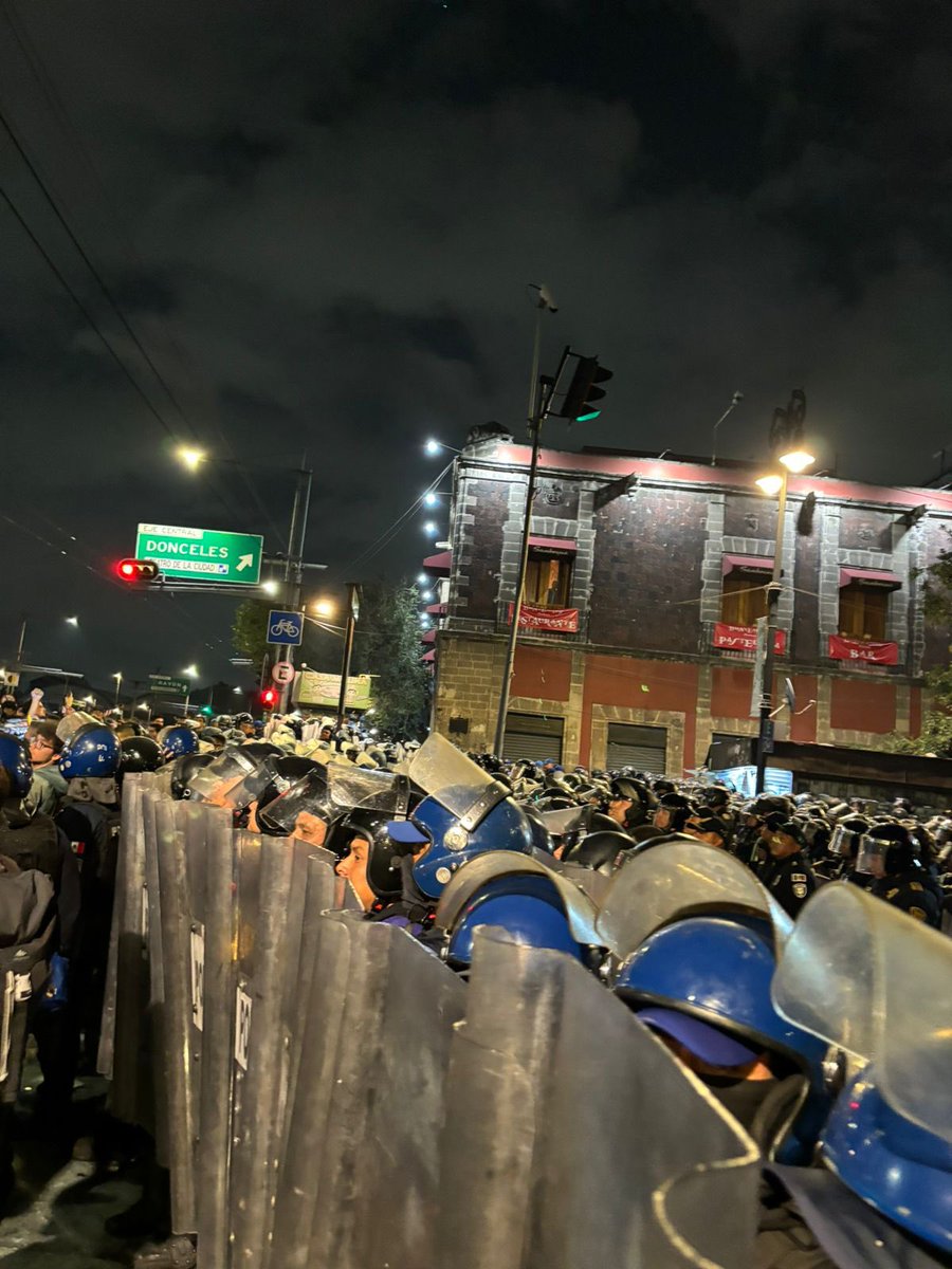 msantosguerrero's tweet photo. En estas condiciones se está votando la reforma en la sede alterna. Gente golpeada, con gas lacrimógeno, cientos de granaderos. Así la democracia mexicana de estos días… https://t.co/AcCFCAcHUU