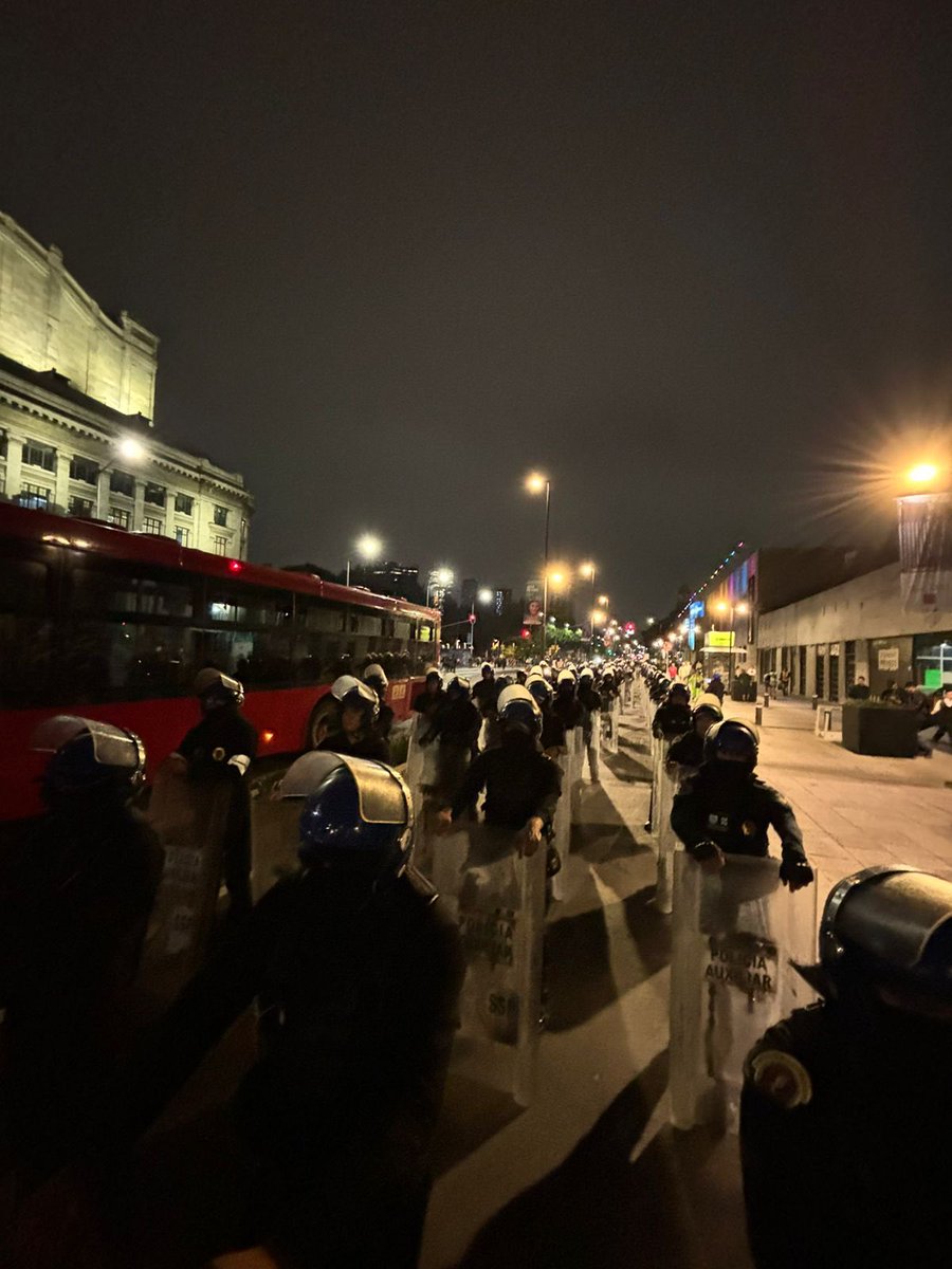 msantosguerrero's tweet photo. En estas condiciones se está votando la reforma en la sede alterna. Gente golpeada, con gas lacrimógeno, cientos de granaderos. Así la democracia mexicana de estos días… https://t.co/AcCFCAcHUU