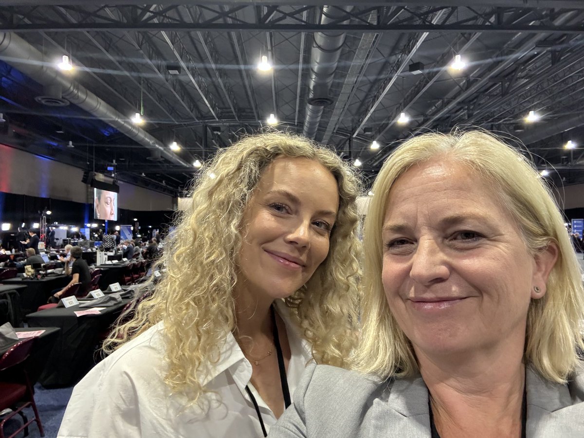 Så er blondinerne klar i spinrummet - det vælter ind med politikere og masser af journalister. Nedtælling til debatten ⁦<a href="/tv2newsdk/">TV 2 NEWS</a>⁩ om 5 minutter - se debatten her