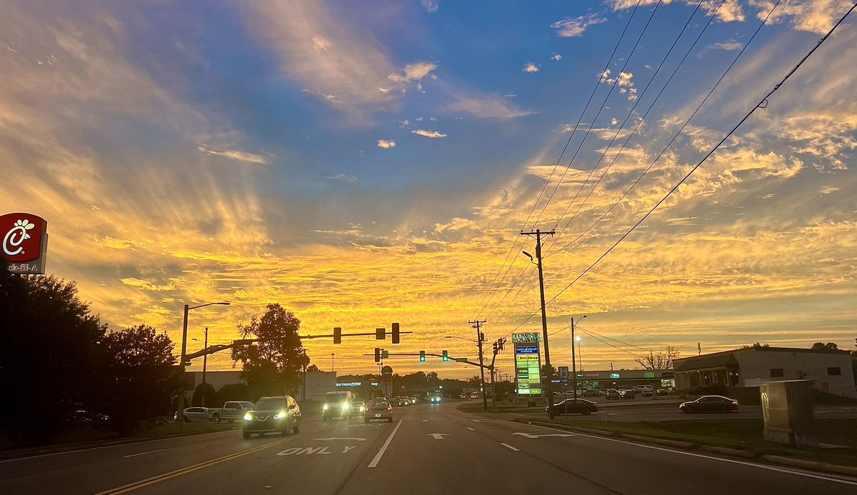 The_Real__Emily's tweet photo. Beautiful sunset in Columbus, MS tonight 🤍 @WCBIWEATHER https://t.co/srsOQDyHn9