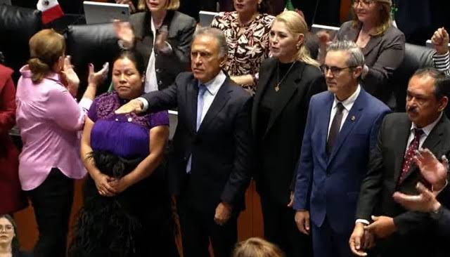 Aaron29Martinez's tweet photo. En el senado se le aplaudió al PEDERASTA Miguel Ángel Yunes Linares. 

Sea cual sea la postura respecto a la reforma del PJ, el gran cambio de justicia empieza de la mano del apellido Yunes, que entre otros delitos destaca la pederastia. 

Libro:Los demonios del Edén-Lydia Cacho https://t.co/r5zSPA4jVV