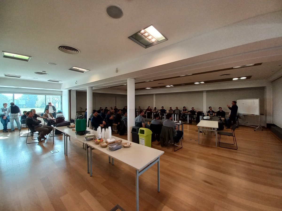 NicoRidley's tweet image. Excelente jornada de Capacitación de Siembra Gruesa con @SantiagoTourn y equipo de #MecaTech para todo el equipo de #MSU y #Juamarita zona sur. Más de 40 asistentes!