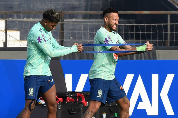 rodrygodepre's tweet photo. Rodrygo está experimentando a mesma situação que o neymar passa pela seleção.

ter que carregar um monte de bagres nas costas sozinho. https://t.co/vgpj2Wbjd8