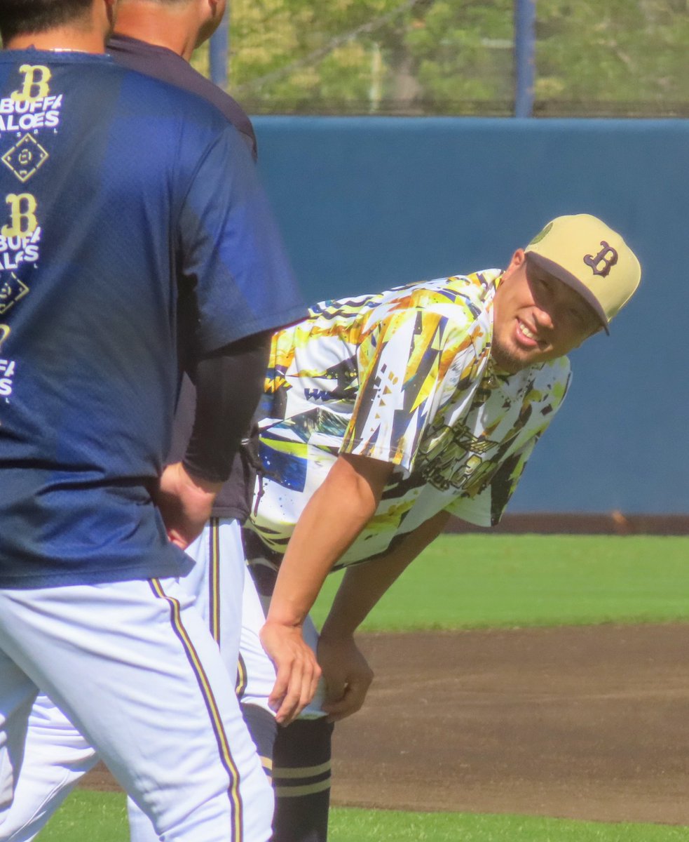 bsoze41's tweet photo. 舞洲・ホークス戦⚾️🌞🌞🌞
試合前練習。安達了一選手です🍀︎ https://t.co/r0ktcPp8Zs