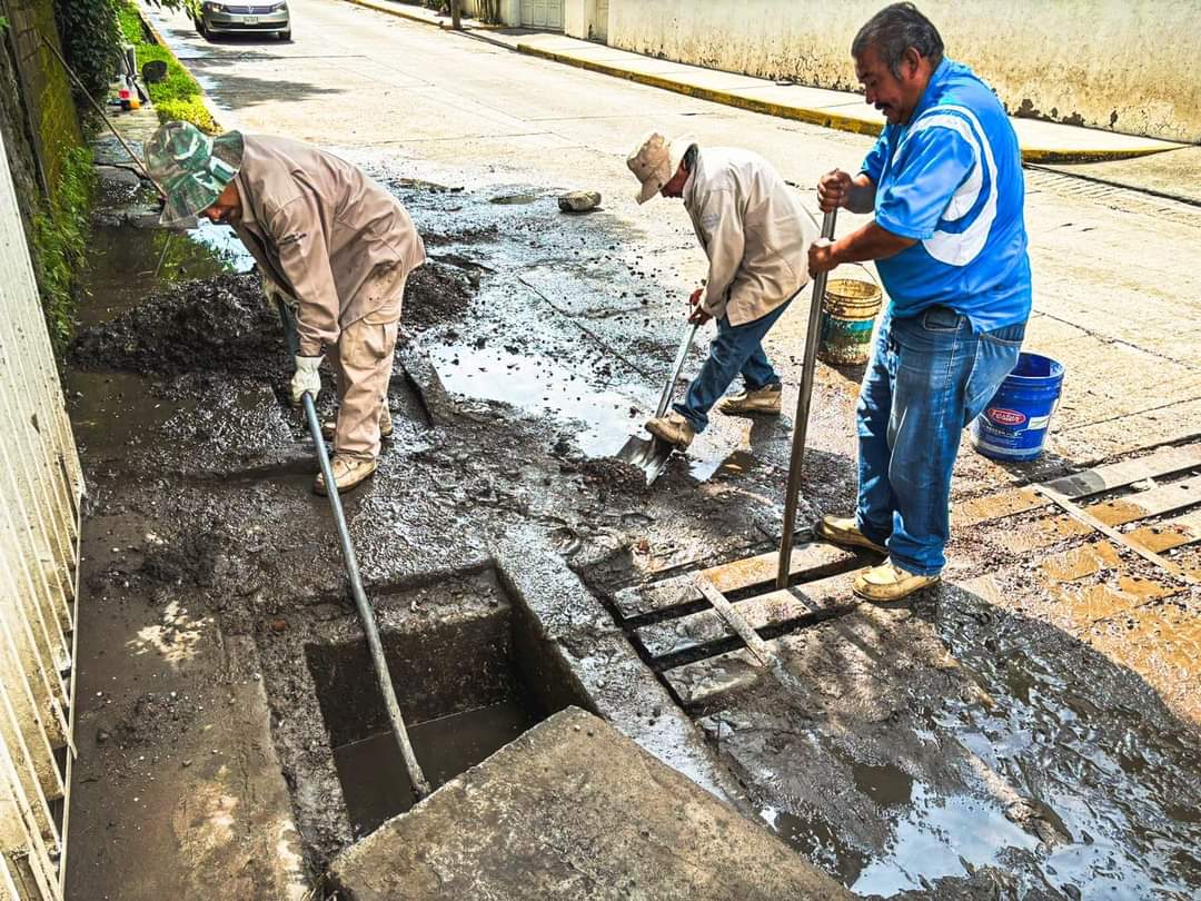 Durante los últimos días, el <a href="/CuernavacaGob/">Municipio Cuernavaca</a>, a través de la Dirección de Infraestructura Urbana de la SDSySP realizaron la limpieza y desazolve de rejillas pluviales en:

📍Paseo del Conquistador 
📍Av. Estado de Puebla