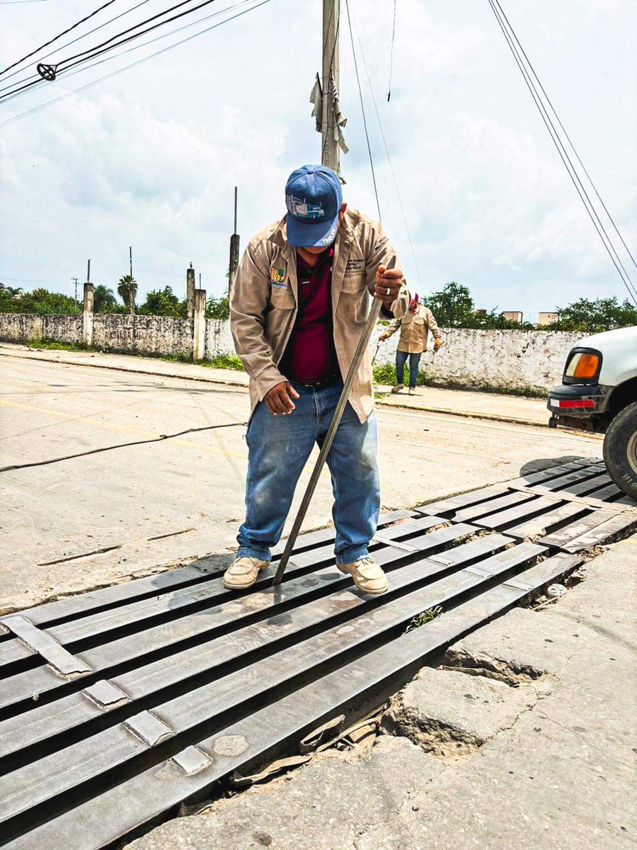 🚫 ¡Cuidemos nuestras calles y drenajes! Durante esta temporada de lluvias es vital mantener limpias las estructuras pluviales para evitar encharcamientos y posibles inundaciones. 🌊

#CuernavacaEstáRenaciendo #ServiciosPúblicos