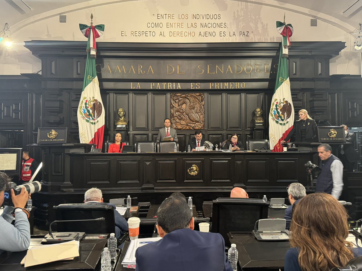 CitlaHM's tweet photo. Retomamos la sesión en la antigua sede del @senadomexicano.

El parlamento es para realizar propuestas, discutirlas, debatirlas y votarlas. En democracia las mayorías ganan. Pero hoy una minoría azuzada por el PRIAN violentó el recinto legislativo.

A la mayoría rel pueblo de México le decimos:
#LaReformaAlPoderJudicialVa 
#LaReformaVa