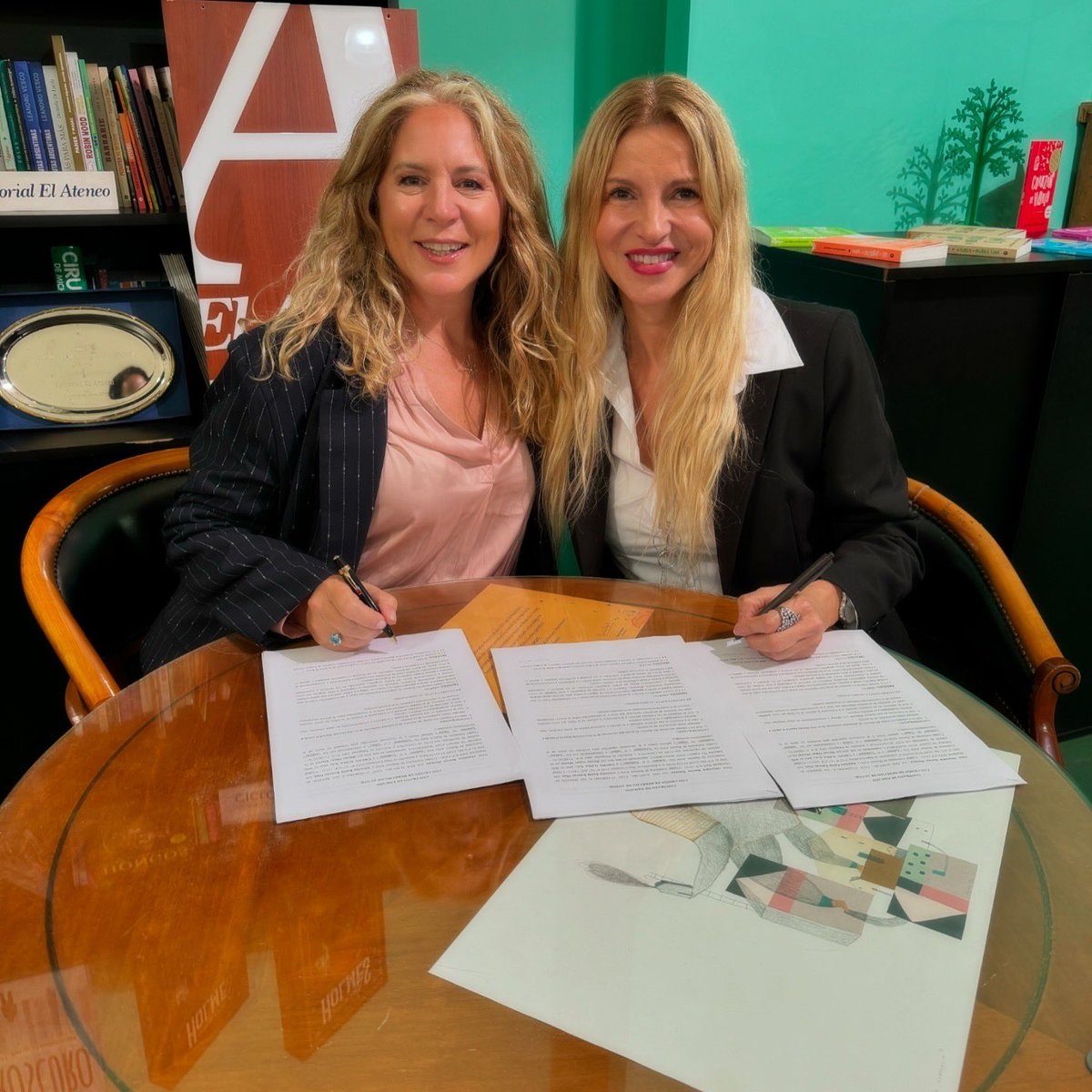 ¡Es oficial! Junto a Amorina Diaz y Editorial El Ateneo, damos el primer paso hacia un proyecto muy especial. 
Este octubre, justo a tiempo para el Día de la Madre, lanzamos nuestro libro sobre cómo superar el miedo a conducir, tips de manejo y de cuidado del auto.
¡Será el