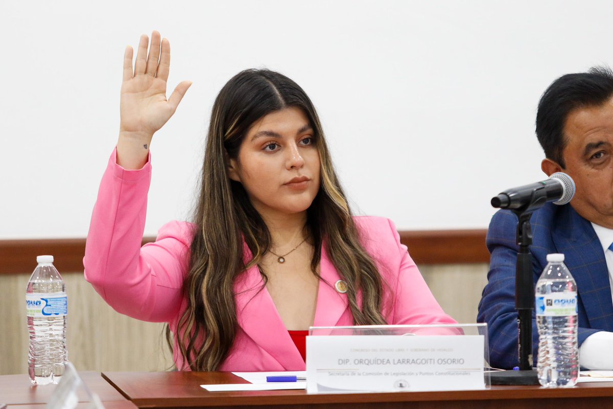GLPT_Hgo's tweet photo. 📢 Esta tarde, dimos un paso importante en la instalación de la primera Comisión de Legislación y Puntos Constitucionales. ¡Orgullosos de que nuestra compañera, la diputada @KittyLarragoiti , asuma el rol de secretaria! 🙌Seguimos trabajando con firmeza por los derechos de todos. https://t.co/G9IvnBJutb