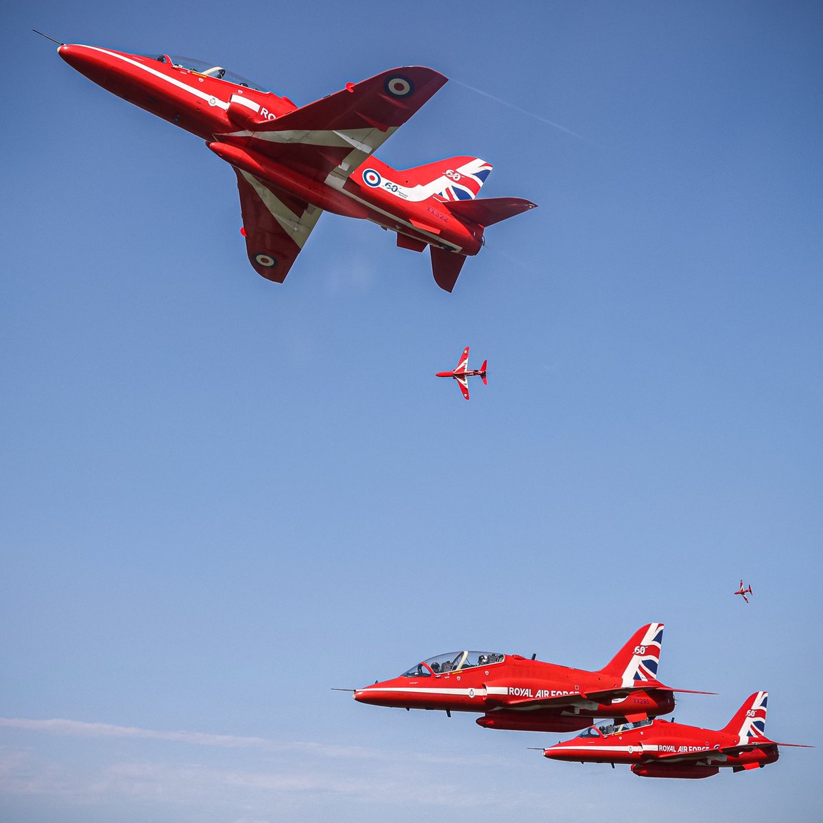 rafredarrows's tweet photo. Tomorrow (Sept 11), the Red Arrows will perform a flypast of Niagara Falls at 1455 - subject to weather. The jets will depart Gatineau before a refuel at 1140, at Hamilton. After the flypast at Niagara, the team will fly to London, Ontario.

#RedArrowsMapleHawk https://t.co/8lb1EVDt8l